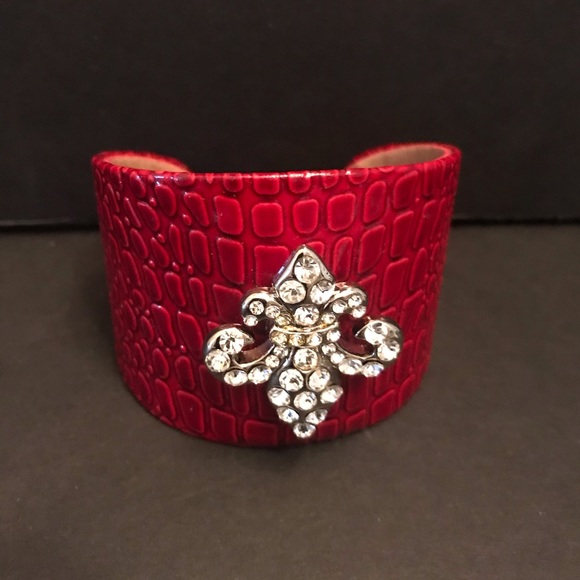 Fleur de lis Design Bracelet - Picture 2 of 6